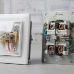 découvrez les différences essentielles entre le télérupteur unipolaire et bipolaire, et apprenez à choisir celui qui convient le mieux à votre installation électrique.