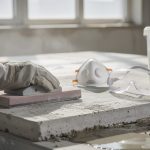 découvrez les techniques essentielles pour réussir le ponçage manuel du béton avec efficacité et obtenir une surface parfaitement lisse et prête à l'emploi.