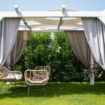 Rideaux extérieurs installés sur une pergola de terrasse.